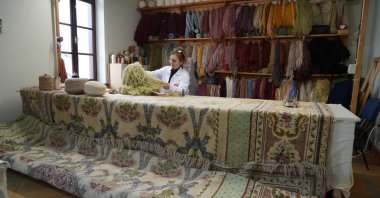 A carpet repair expert works on a Beylerbeyi Palace carpet, Yıldız Palace, Istanbul, Türkiye, Feb. 14, 2025. (AA Photo)