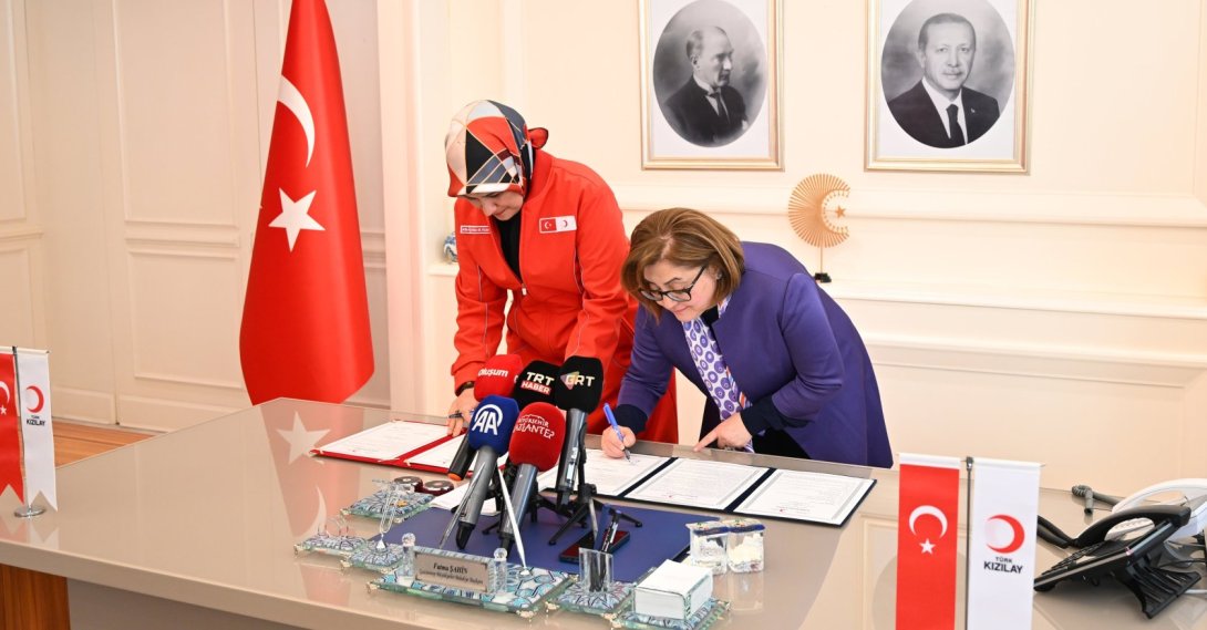 Turkish Red Crescent President Fatma Meriç Yılmaz (L) and Gaziantep Mayor Fatma Şahin sign the protocol, enabling collaboration in assuring assistance for Syrians, Gaziantep, Istanbul, Feb. 14, 2025. (AA Photo)