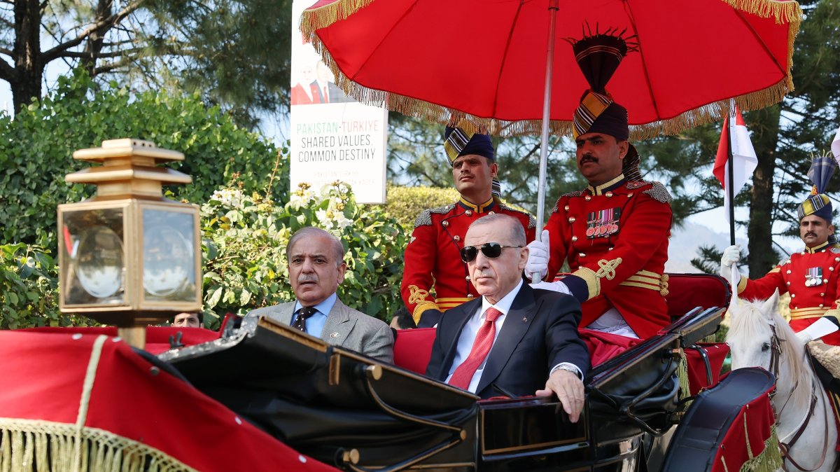 President Recep Tayyip Erdoğan goes to the official dinner given in his honor by Pakistani President Asif Ali Zardari in a rickshaw during his visit to Pakistan, Islamabad, Pakistan, Feb. 13, 2025. (İHA Photo)