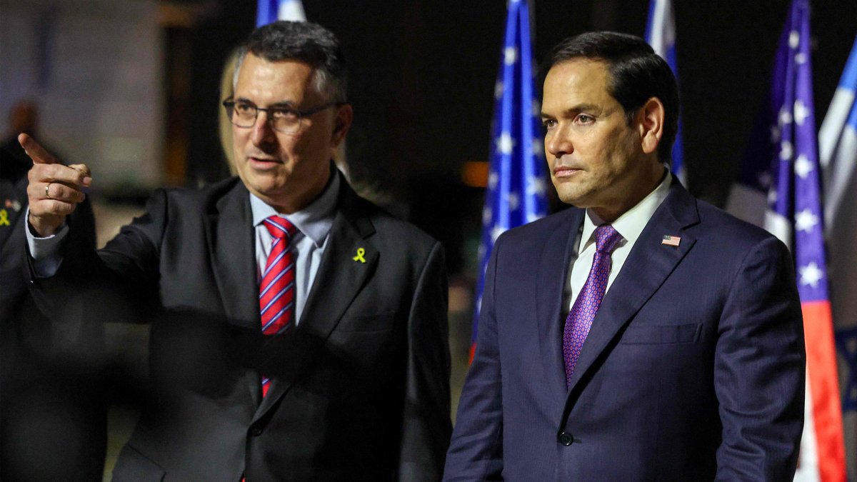 Israel&#039;s Foreign Minister Gideon Saar (L) welcomes U.S. Secretary of State Marco Rubio upon arrival at Ben Guiron Airport in Lod, Israel, Feb. 15, 2025. (AFP Photo)
