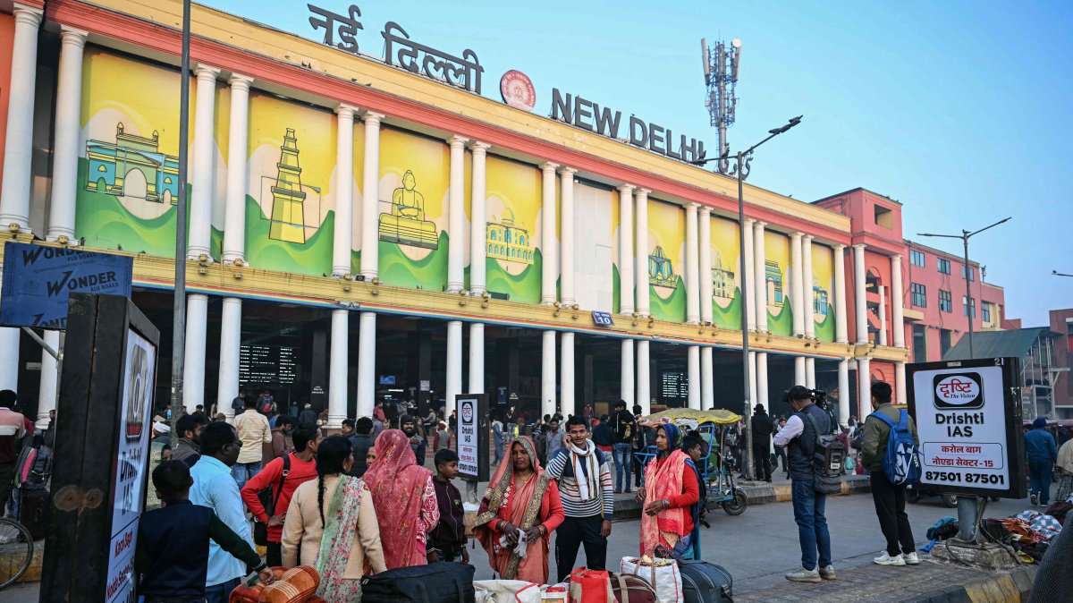 A general view shows passengers standing outside the New Delhi railway station in the early morning hours in New Delhi, India, Feb. 16, 2025. (AFP Photo)
