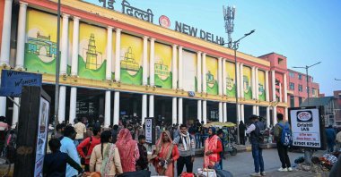 A general view shows passengers standing outside the New Delhi railway station in the early morning hours in New Delhi, India, Feb. 16, 2025. (AFP Photo)
