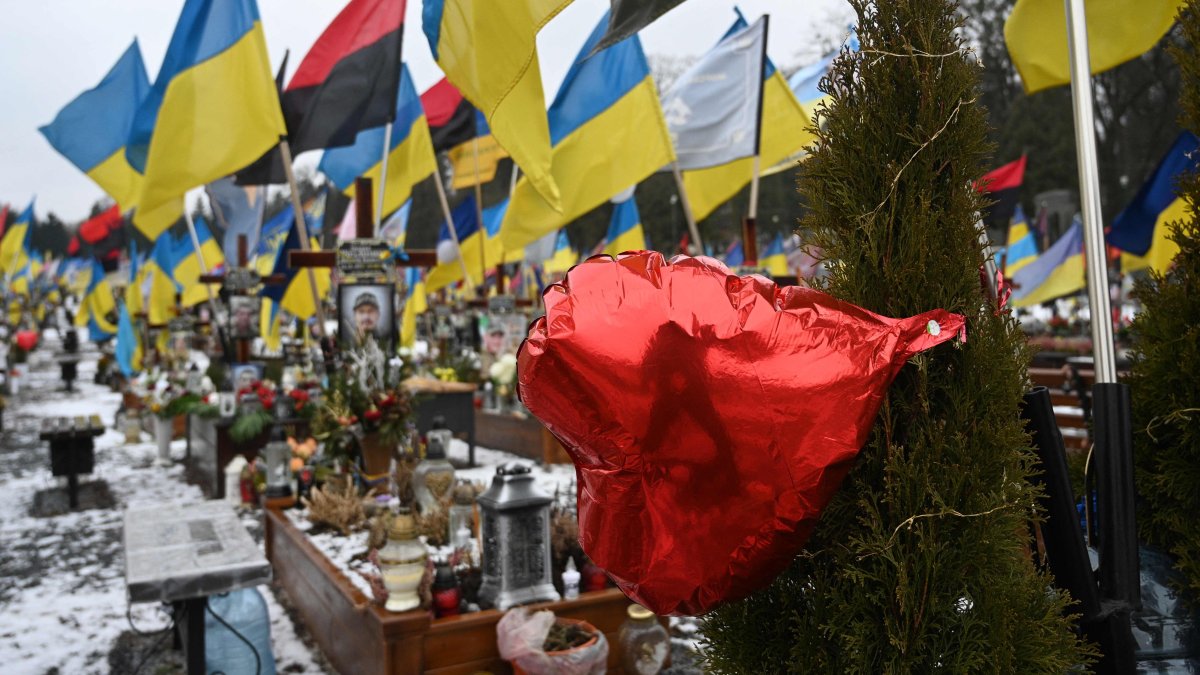 The grave of a fallen Ukrainian soldier decorated to mark Valentine&#039;s Day, Lviv, Ukraine, Feb. 14, 2025. (AFP Photo)