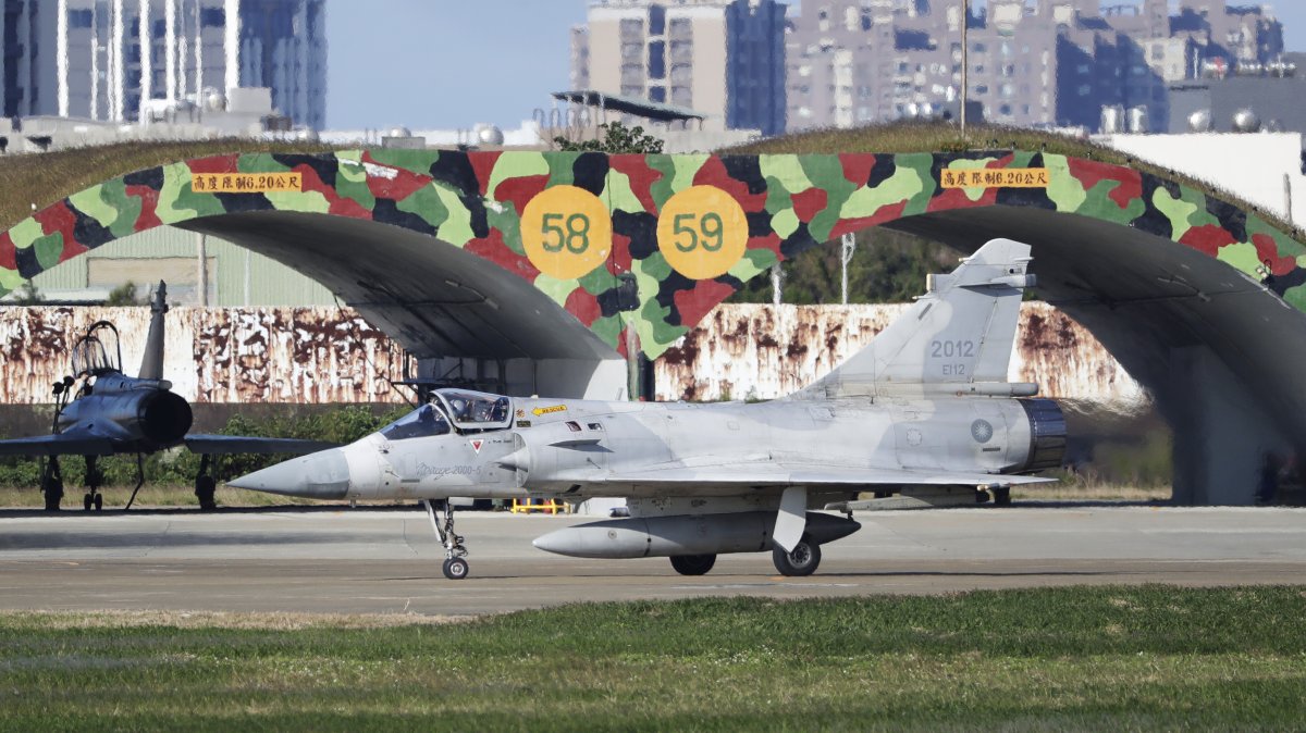 A Taiwan&#039;s Mirage 2000 fighter jet prepares to take off at an airbase in Hsinchu, northern Taiwan, Dec. 10, 2024. (AP Photo)