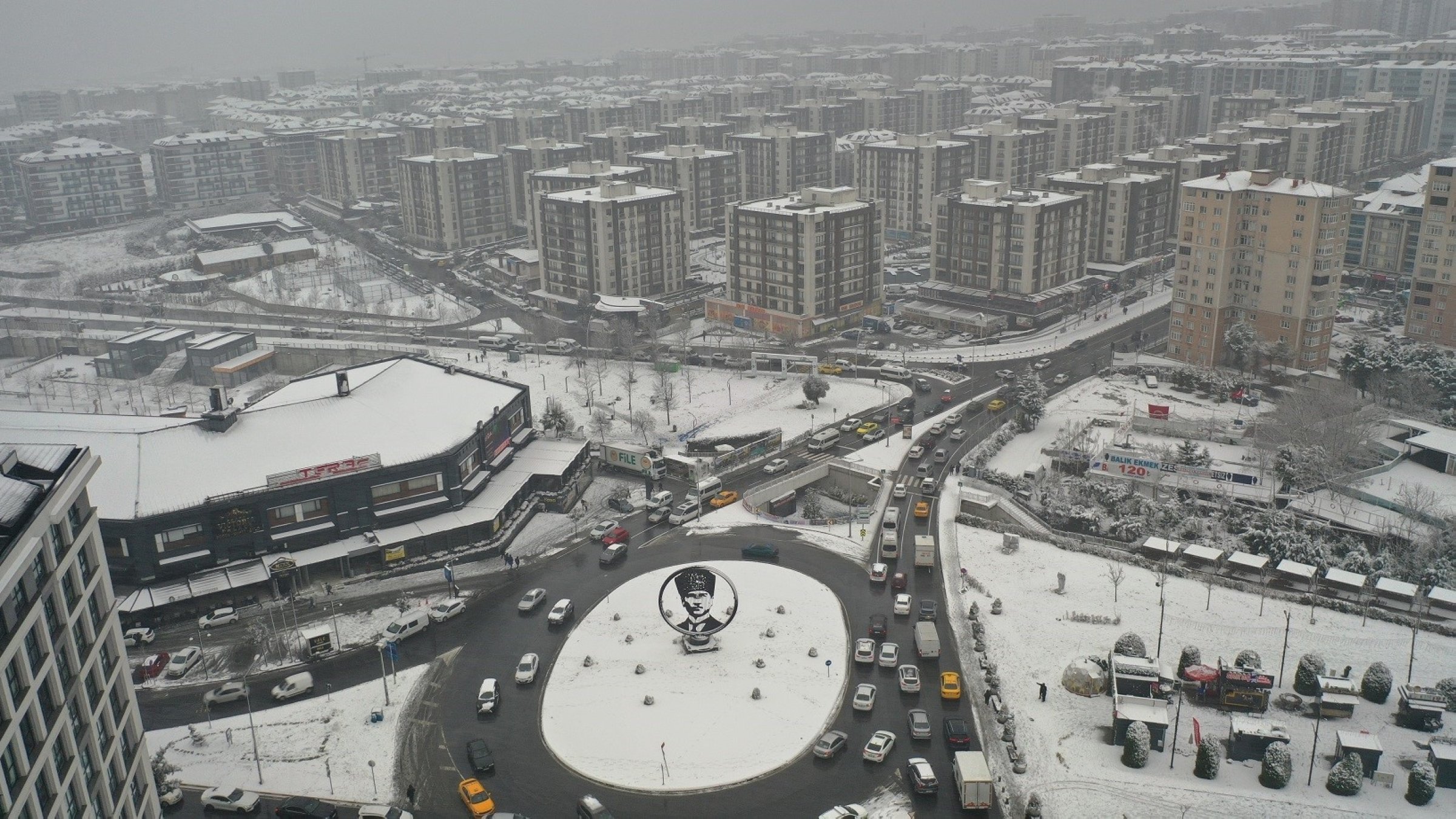 Snow-covered buildings in Beylikdüzü as the municipality conducts snow removal efforts, Istanbul, Türkiye, Feb. 11, 2025. (IHA Photo)