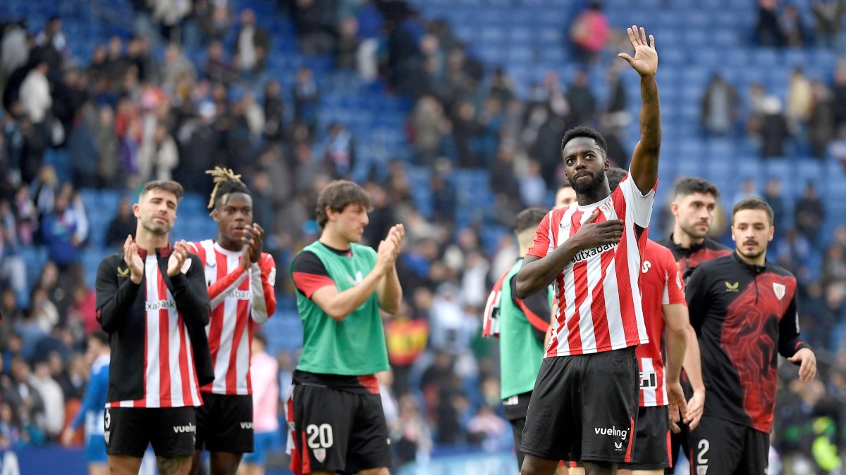Athletic Bilbao&#039;s Inaki Williams salutes at the end of the La Liga match against Espanyol, Cornella de Llobregat, Spain, Feb. 16, 2025. (AFP Photo)