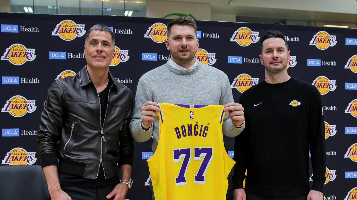 (L-R) Los Angeles GM, Rob Pelinka, Luka Doncic and head coach JJ Reddick pose for a picture as Doncic holds his jersey on the day of his first press conference after being traded from Dallas Mavericks to Los Angeles Lakers, at the UCLA Health Training Center, El Segundo, California, U.S., Feb. 4, 2025. (Reuters Photo)