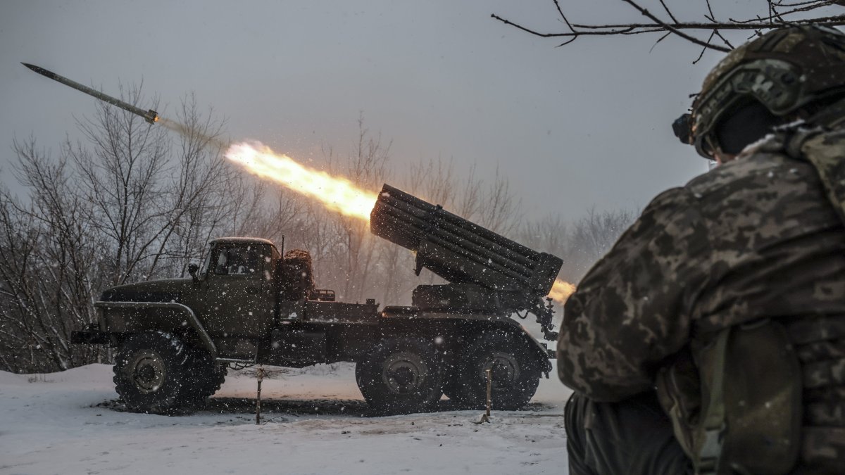 Ukrainian servicemen fire an MRLS BM-21 &quot;Grad&quot; toward Russian army positions near Chasiv Yar, Donetsk region, Ukraine, Feb. 16, 2025. (EPA Photo)