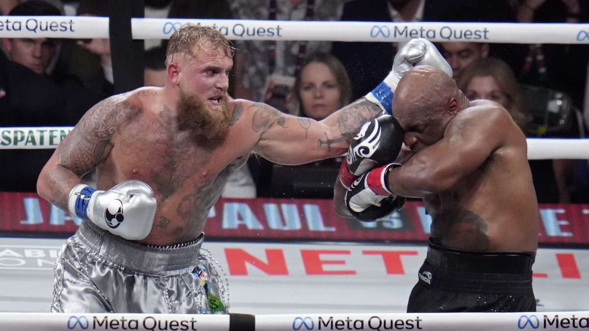 Jake Paul (L) hits Mike Tyson during their heavyweight boxing match, Arlington, Texas, U.S., Nov. 15, 2024. (AP Photo)