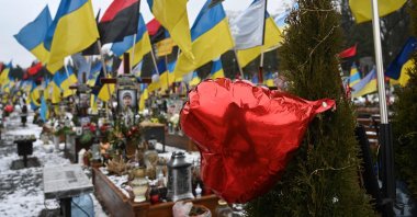 The grave of a fallen Ukrainian soldier decorated to mark Valentine&#039;s Day, Lviv, Ukraine, Feb. 14, 2025. (AFP Photo)