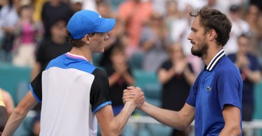 Italy&#039;s Jannik Sinner (L) shakes hands with Russia&#039;s Daniil Medvedev after winning their semifinal match at the Miami Open, Miami Gardens, Florida, U.S., March 29, 2024. (AP Photo)