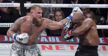Jake Paul (L) hits Mike Tyson during their heavyweight boxing match, Arlington, Texas, U.S., Nov. 15, 2024. (AP Photo)