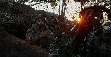 Ukrainian servicemen prepare to fire an M777 Howitzer toward a Russian position in the front line, in Donetsk region, Ukraine, Feb. 8, 2025. (Reuters Photo)