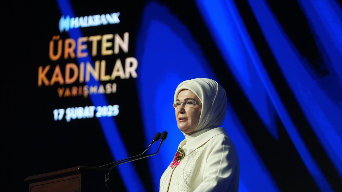 First lady Ermine Erdoğan gives a speech during the Halkbank awards ceremony, Istanbul, Türkiye, Feb. 17, 2025. (AA Photo)