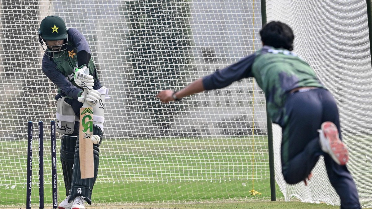 Pakistan&#039;s Babar Azam (L) attends a practice session ahead of their ICC Men&#039;s Champions Trophy one-day international (ODI) cricket match against New Zealand at the National Stadium, Karachi, Pakistan, Feb. 17, 2025. (AFP Photo)
