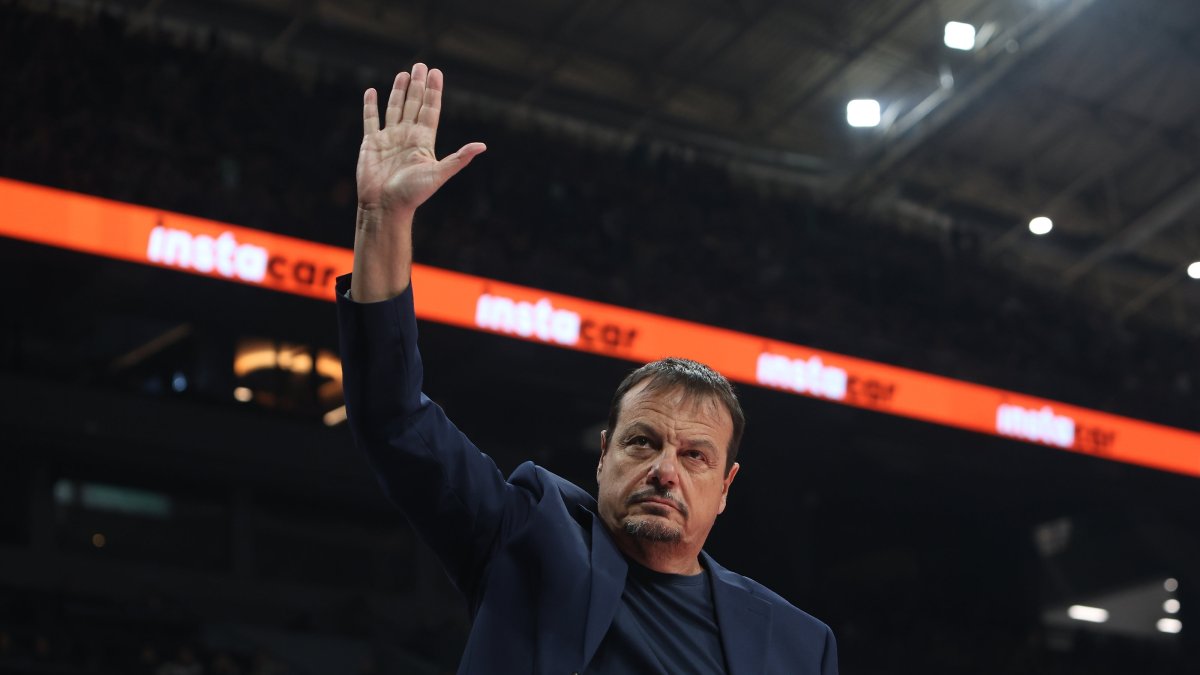 Panathinaikos head coach Ergin Ataman waves at fans after the THY Europa League match against Anadolu Efes at the OAKA Altion, Athens, Greece, Feb. 6, 2025. (AA Photo)