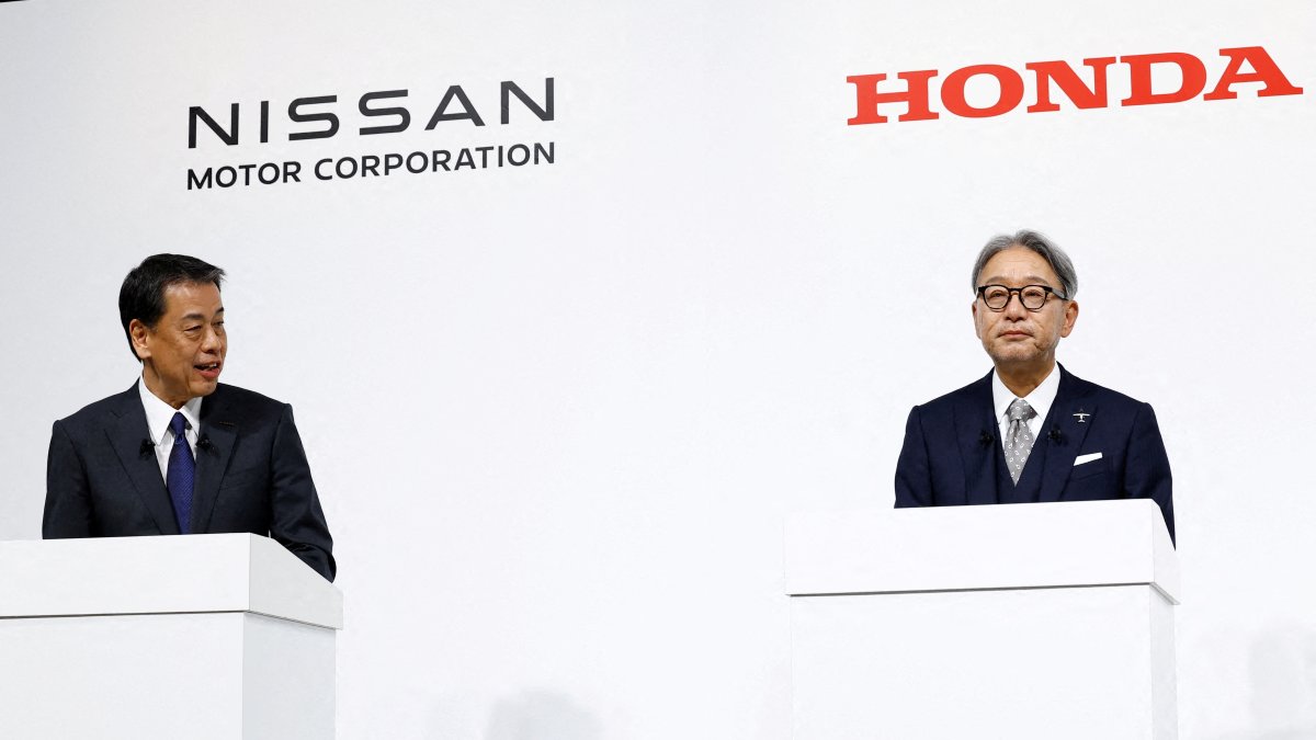 Makoto Uchida, president and CEO of Nissan Motor Co., and Toshihiro Mibe, president and CEO of Honda, hold a joint news conference on their merger talks, Tokyo, Japan, Dec. 23, 2024. (Reuters Photo)
