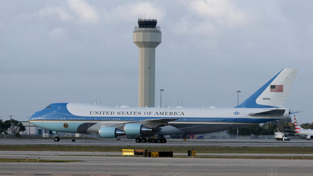 Air Force One arrives with U.S. President Donald Trump on board at Palm Beach International Airport in West Palm Beach, Florida, U.S., Feb. 14, 2025. (Reuters Photo)