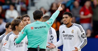 Real Madrid's Jude Bellingham reacts after being shown a red card by referee Jose Munuera during the La Liga match against Osasuna at the El Sadar Stadium, Pamplona, Spain, Feb. 15, 2025. (Reuters Photo)