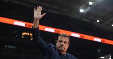 Panathinaikos head coach Ergin Ataman waves at fans after the THY Europa League match against Anadolu Efes at the OAKA Altion, Athens, Greece, Feb. 6, 2025. (AA Photo)