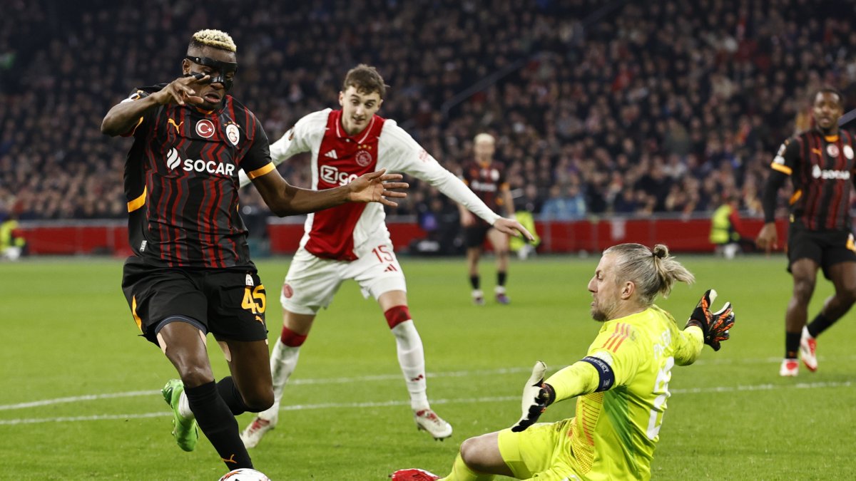 Galatasaray&#039;s Victor Osimhen (L) makes an attempt to score against Ajax&#039;s goalkeeper Remko Pasveer during the Europa League match at the Johan Cruyff ArenA, Amsterdam, Netherlands, Jan. 30, 2025. (AP Photo)