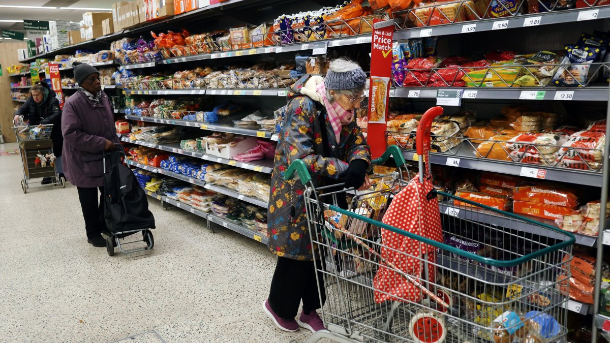 People shop at a supermarket, London, U.K., Feb. 4, 2025. (EPA Photo)
