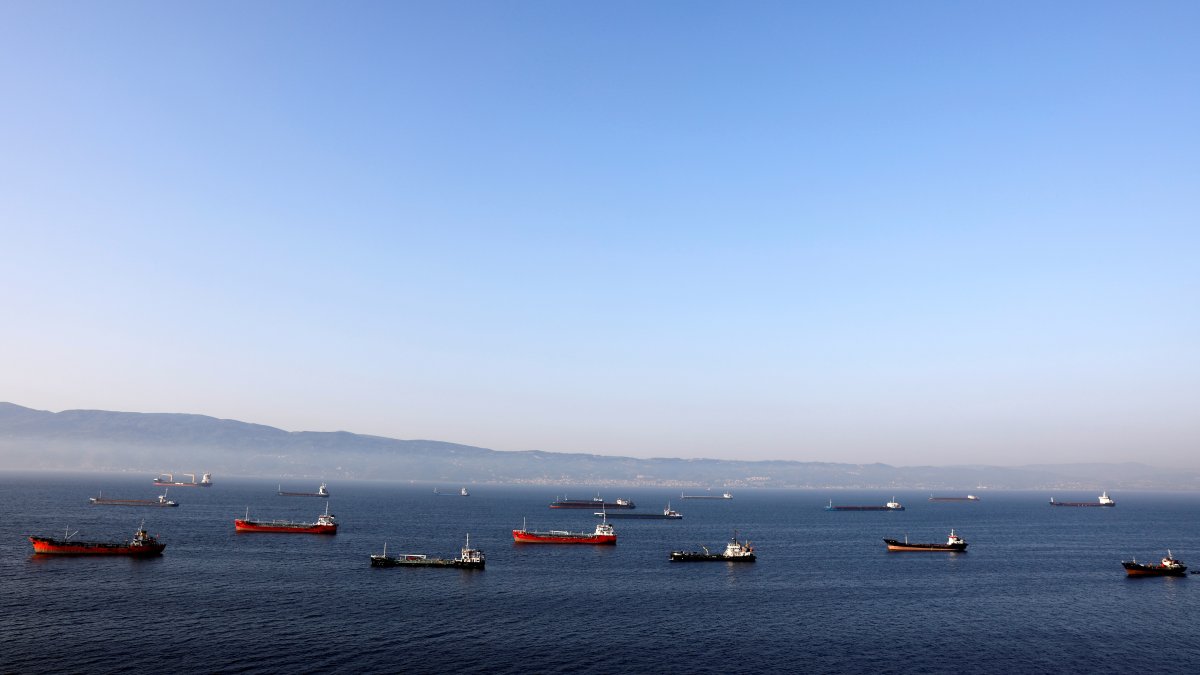 Oil tankers wait to dock at Tüpraş refinery near the northwestern city of Izmit, Türkiye, June 28, 2017. (Reuters Photo)