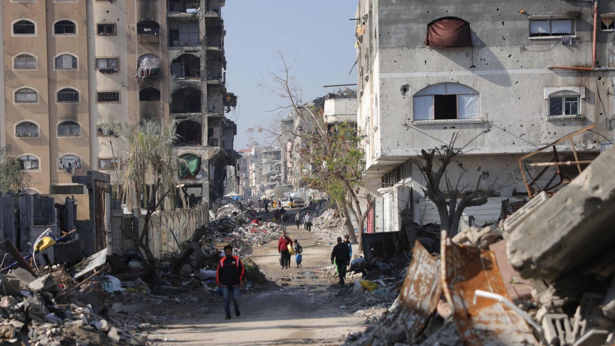 Palestinians walk past damaged and destroyed buildings in Jabalia in northern Gaza, Palestine, Feb. 17, 2025. (AFP Photo)
