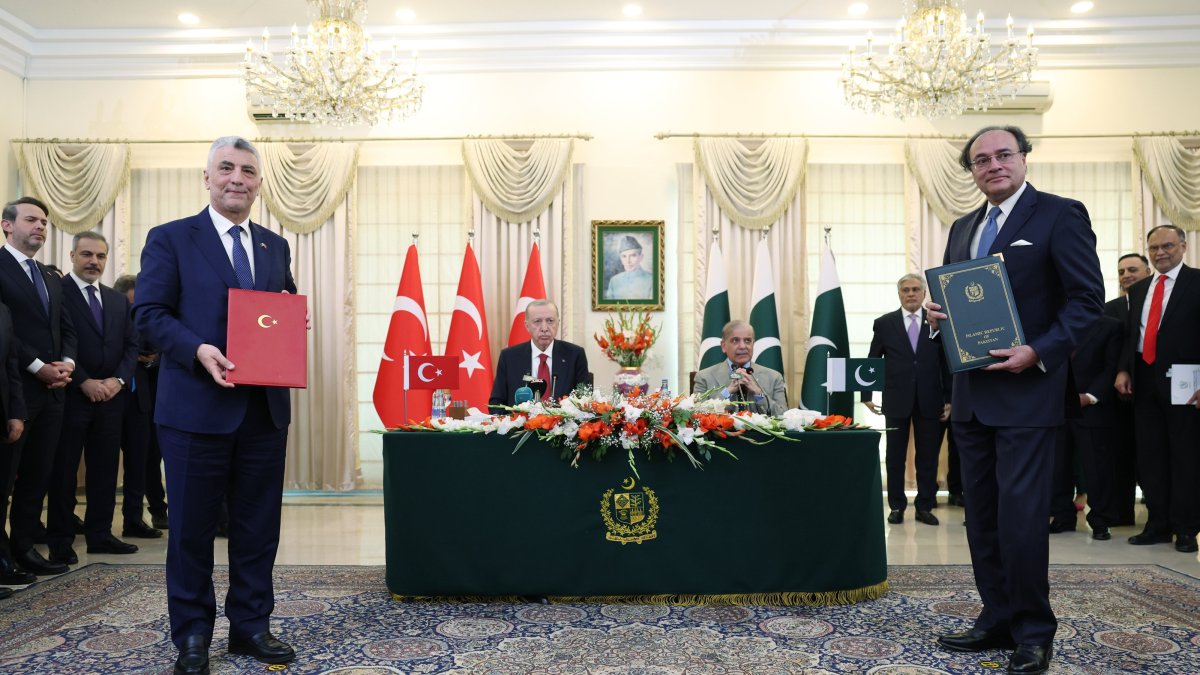 Pakistan and Türkiye&#039;s commerce ministers pose for a photo after signing a cooperation agreement, Islamabad, Feb. 12, 2025. (AA Photo)
