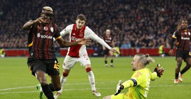 Galatasaray&#039;s Victor Osimhen (L) makes an attempt to score against Ajax&#039;s goalkeeper Remko Pasveer during the Europa League match at the Johan Cruyff ArenA, Amsterdam, Netherlands, Jan. 30, 2025. (AP Photo)