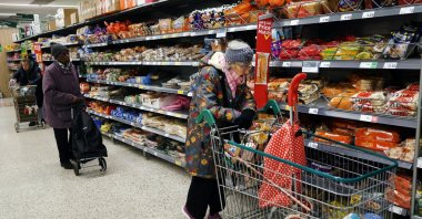 People shop at a supermarket, London, U.K., Feb. 4, 2025. (EPA Photo)