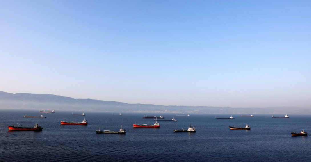 Oil tankers wait to dock at Tüpraş refinery near the northwestern city of Izmit, Türkiye, June 28, 2017. (Reuters Photo)
