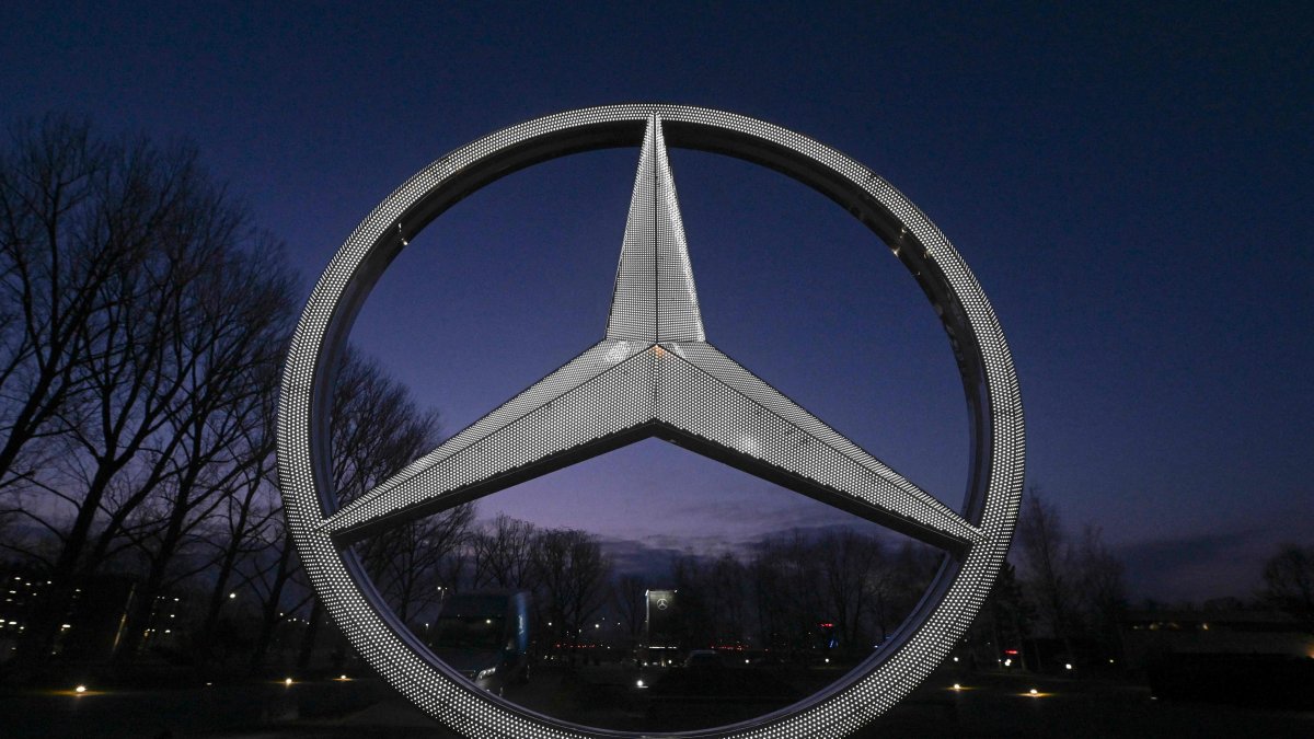 An illuminated Mercedes star, the logo of German car producer Mercedes-Benz Group AG, is on display at the company’s customer center, Sindelfingen, Germany, Feb. 20, 2025. (AFP Photo)