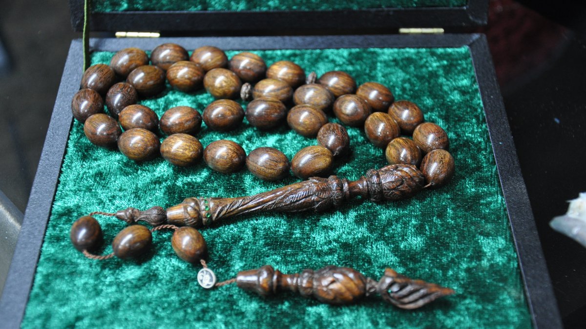 This undated photo showcases an example of the beads from one of Kaan Köse&#039;s pieces, Eskişehir, Türkiye. (AA Photo)