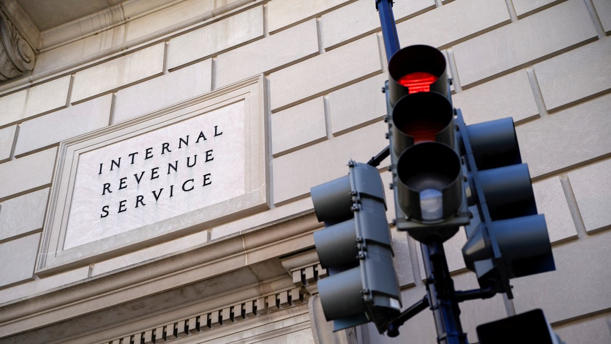 A traffic light is red outside the U.S. Internal Revenue Service (IRS) building in Washington, D.C., U.S., Feb. 20, 2025. (Reuters Photo)