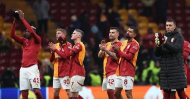 Galatasaray&#039;s Victor Osimhen and teammates look dejected as they applaud fans after the UEFA Europa League knockout phase playoff second leg football match between Galatasaray and AZ Alkmaar at the Ali Sami Yen Sports Complex in Istanbul, Türkiye, Feb. 20, 2025. (Reuters Photo)
