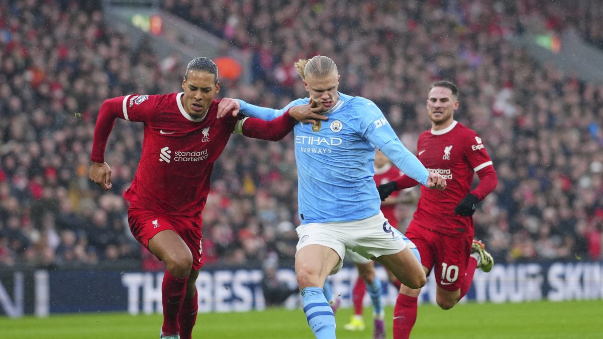 Liverpool&#039;s Virgil van Dijk (L) tries to stop Manchester City&#039;s Erling Haaland during the English Premier League match at Anfield stadium, Liverpool, U.K., March 10, 2024. (AP Photo)