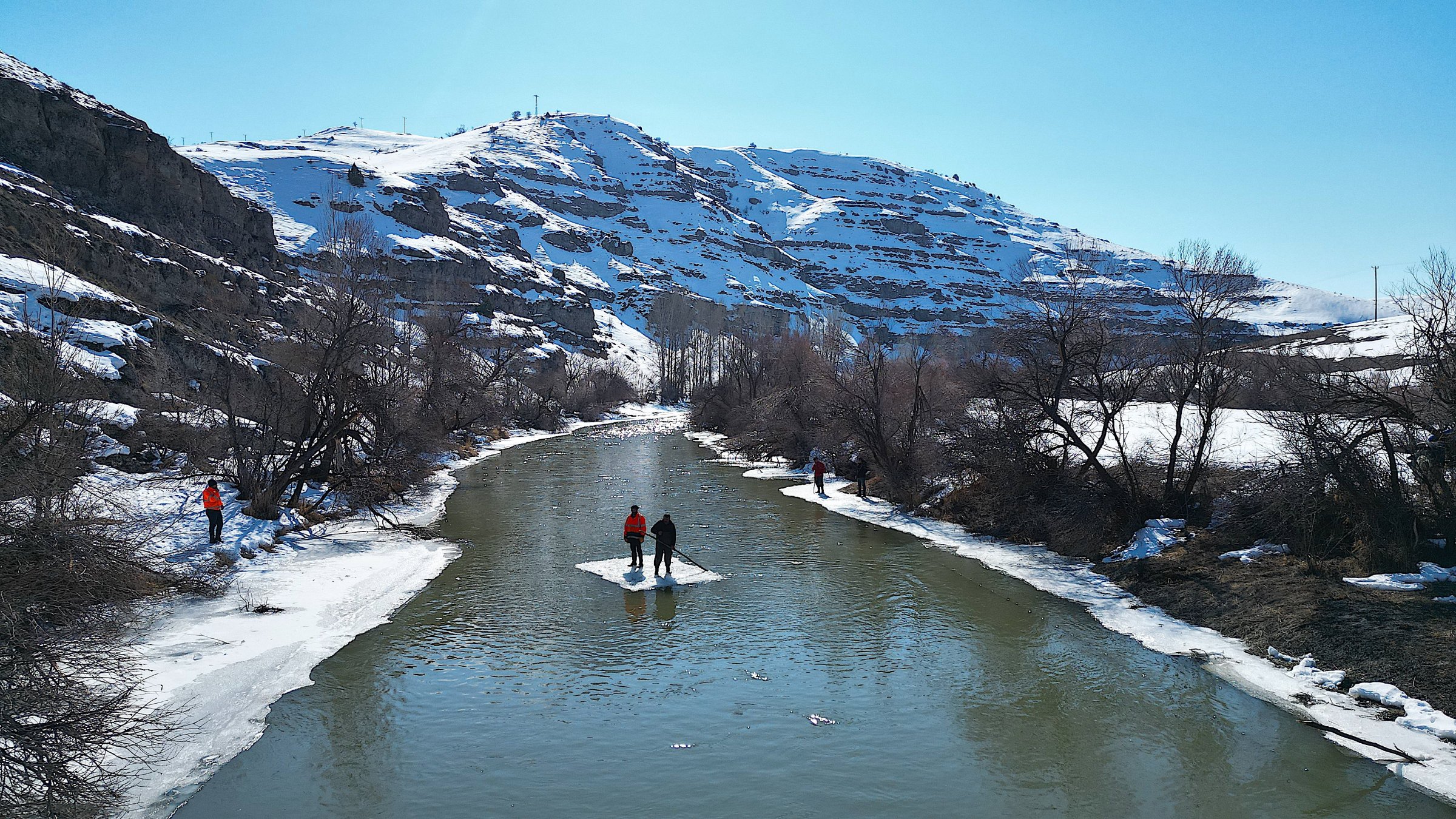 The fishermen cross the river via makeshift ice rafts, in Bayraktar village, Bayburt, northeastern Türkiye, Feb. 21, 2025. (AA Photo)