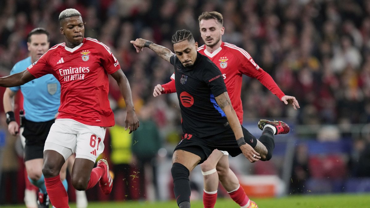 Barcelona&#039;s Raphinha tries a shot next to Benfica&#039;s Florentino Luis during a Champions League opening phase match at the Luz stadium, Lisbon, Portugal, Jan. 21, 2025. (AP Photo)