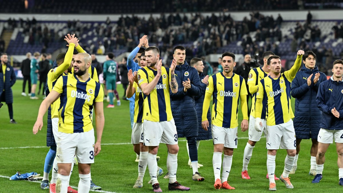 Fenerbahçe players applaud fans after the UEFA Europa League playoff match against Anderlecht at Lotto Park, Brussels, Belgium, Feb. 20, 2025. (AA Photo)