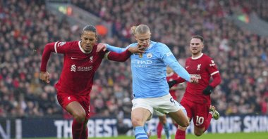 Liverpool&#039;s Virgil van Dijk (L) tries to stop Manchester City&#039;s Erling Haaland during the English Premier League match at Anfield stadium, Liverpool, U.K., March 10, 2024. (AP Photo)