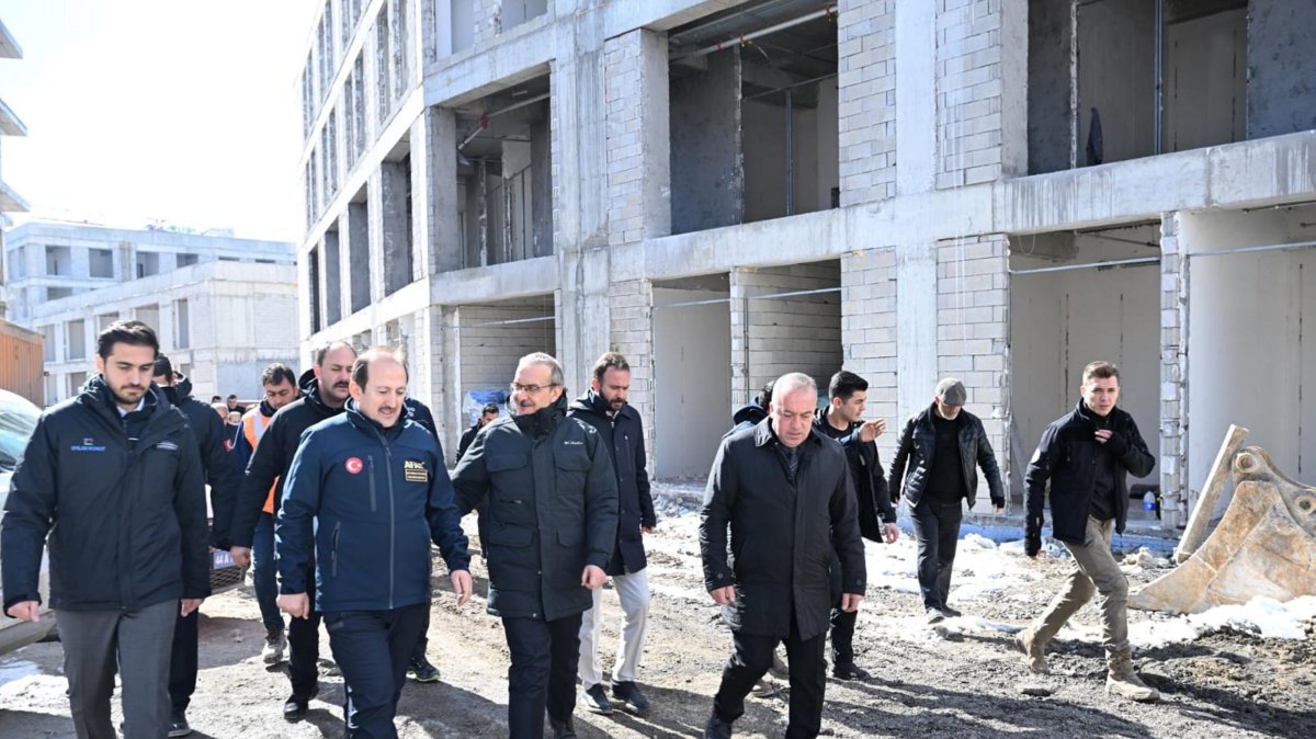 AFAD President Ali Hamza Pehlivan (2nd L) and Malatya Governor Seddar Yavuz (3rd L) visit residential projects in Malatya, Türkiye, Feb. 22, 2025. (AA Photo)