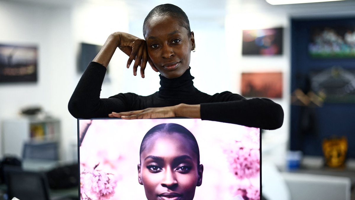 London-based model Alexsandrah Gondora poses for a photograph with her on-screen AI twin &quot;Alex,&quot; created by a digital modeling agency, The Diigitals in the AFP offices in London, U.K., Feb. 21, 2025. (AFP Photo)