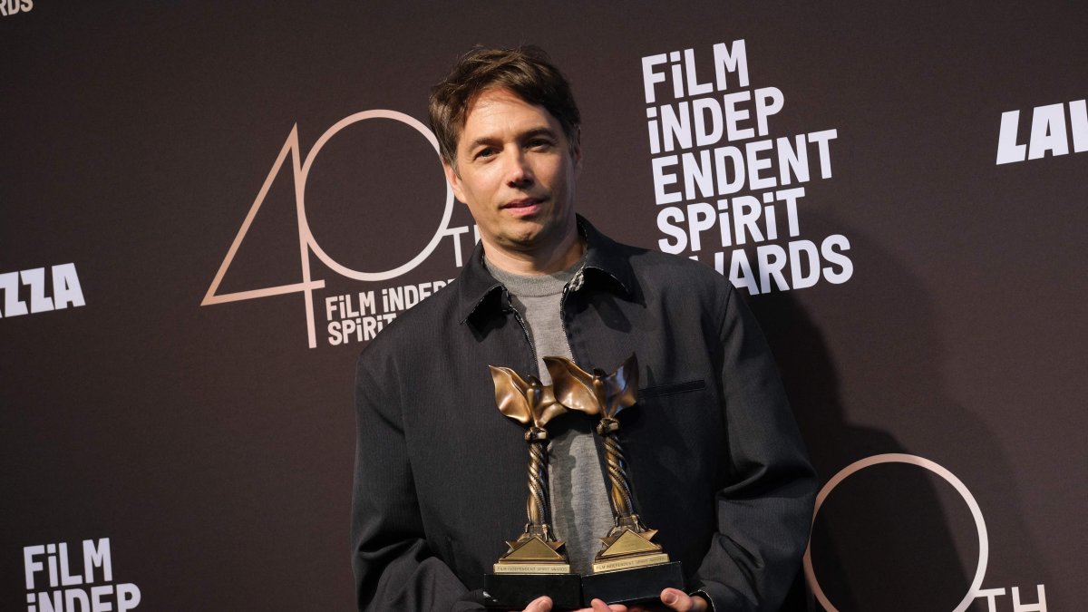 U.S. filmmaker Sean Baker holds the awards for Best Director and Best Feature for &quot;Anora&quot; during the 40th Film Independent Spirit Awards, Santa Monica, California, U.S., Feb. 22, 2025. (AFP Photo)