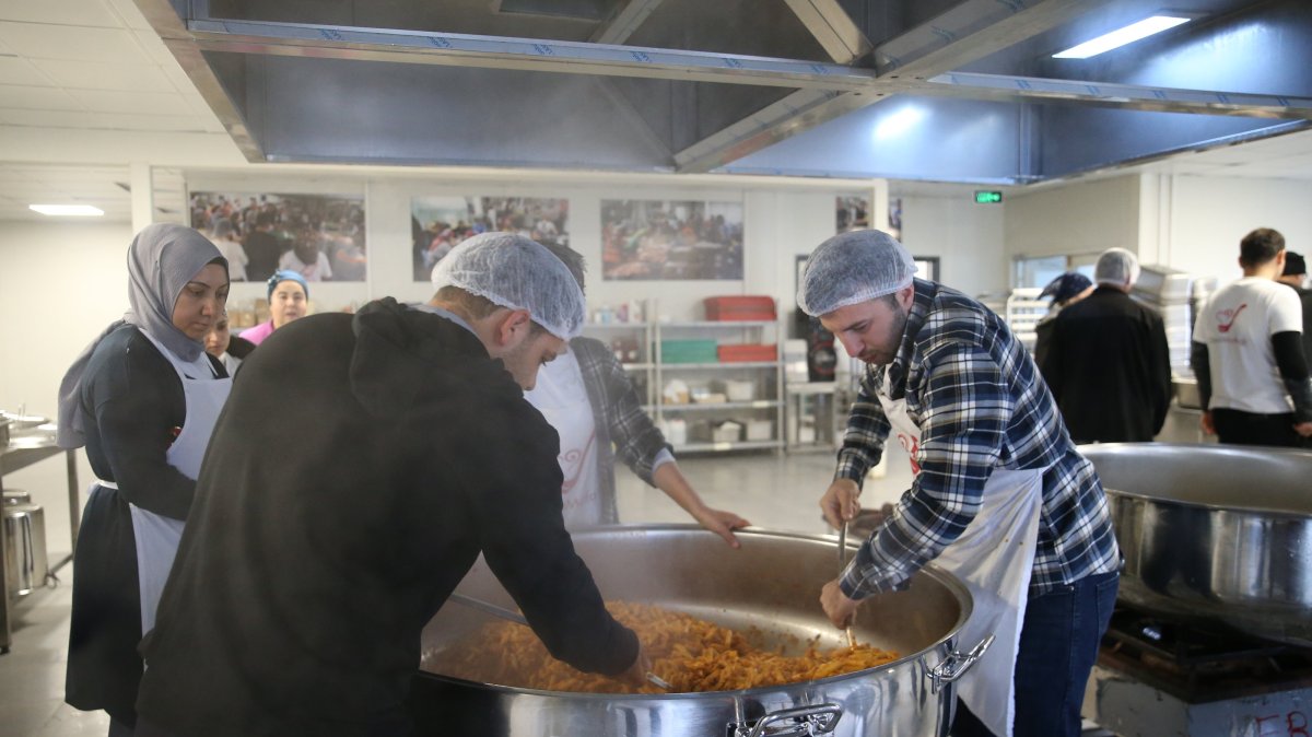 People preparing meals for those in need at Gönül Mutfağı, Hatay, Türkiye, Feb. 23, 2025. (AA Photo)