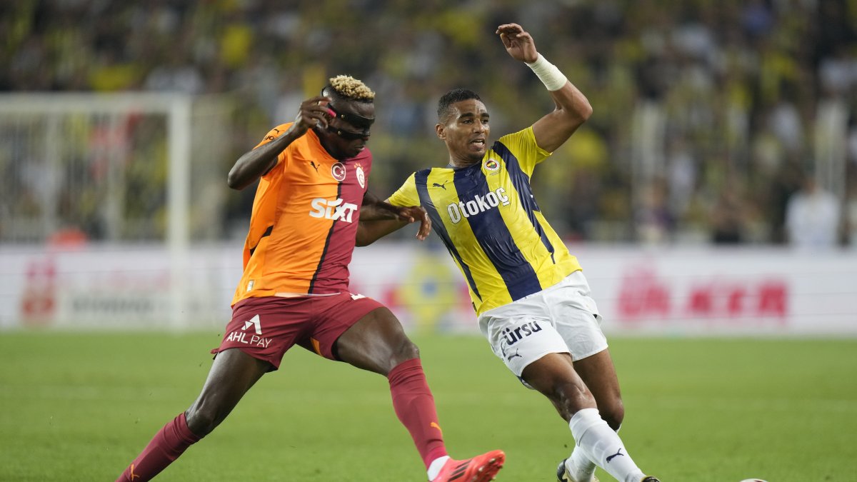 Galatasaray&#039;s Victor Osimhen (L) in action with Fenerbahçe&#039;s Alexander Djiku during the Turkish Süper Lig match at the Şükrü Saraçoğlu Stadium, Istanbul, Türkiye, Sept. 21, 2024. (AP Photo)