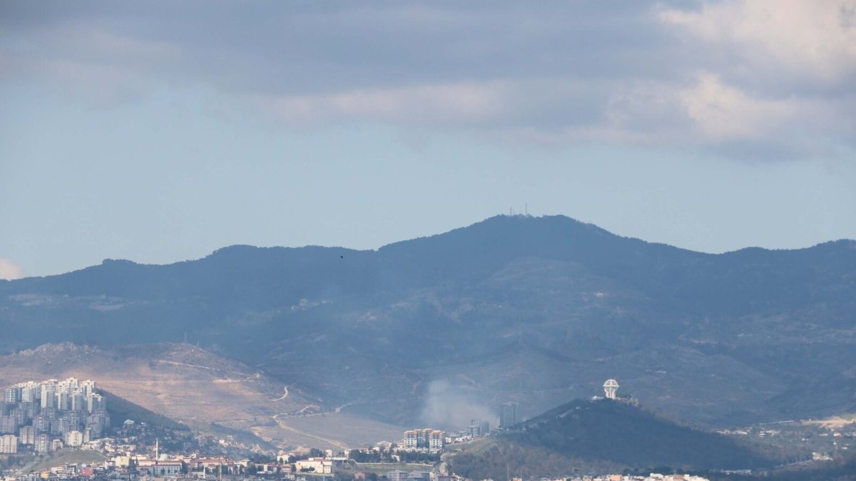 A view of heavy air pollution covering the skyline in Izmir, Türkiye, Feb. 23, 2025. (DHA Photo)