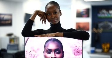 London-based model Alexsandrah Gondora poses for a photograph with her on-screen AI twin &quot;Alex,&quot; created by a digital modeling agency, The Diigitals in the AFP offices in London, U.K., Feb. 21, 2025. (AFP Photo)