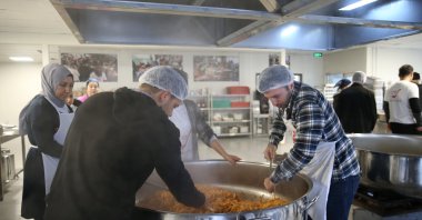 People preparing meals for those in need at Gönül Mutfağı, Hatay, Türkiye, Feb. 23, 2025. (AA Photo)