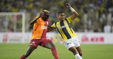 Galatasaray&#039;s Victor Osimhen (L) in action with Fenerbahçe&#039;s Alexander Djiku during the Turkish Süper Lig match at the Şükrü Saraçoğlu Stadium, Istanbul, Türkiye, Sept. 21, 2024. (AP Photo)